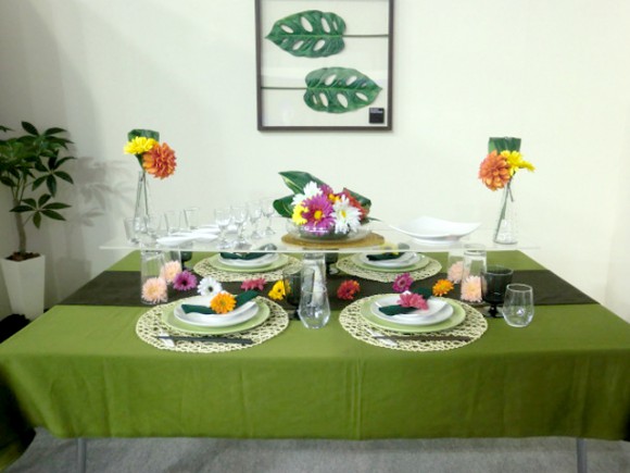 タイトル失念…グリーンのクロスと食卓の花のカラフルさの対比が好き