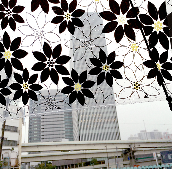 先日、急な雨で傘を買いました。雨空を見上げるとお花♪