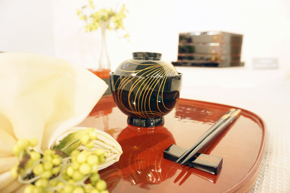 洋食器だけでなく日本の伝統・漆塗りの美しさも際立ってます。