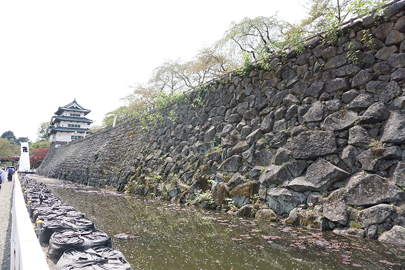 弘前城石垣の「膨らみ」